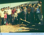 تصویر امام موسی صدر در حال برزمین زدن کلنگ ساختمان جدید مدرسه جبل عامل
